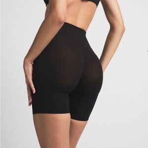 SKIMS Butt Lifting Short Onyx Size Medium